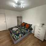 Shared Room In A Luxury 3 Bedroom Flat In Aldgate, E1!Central London