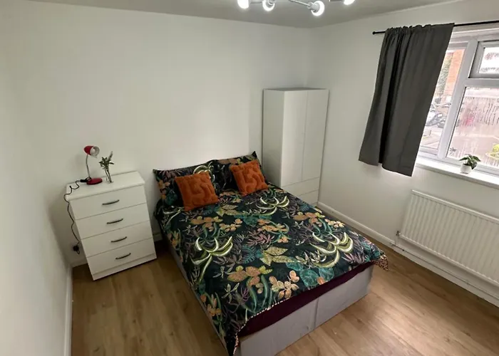 Shared Room In A Luxury 3 Bedroom Flat In Aldgate, E1!Central London